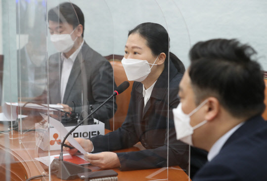 권은희 국민의당 원내대표(가운데)가 지난 4월12일 오전 서울 여의도 국회에서 열린 최고위원회의에서 발언하고 있다.[사진=연합뉴스]